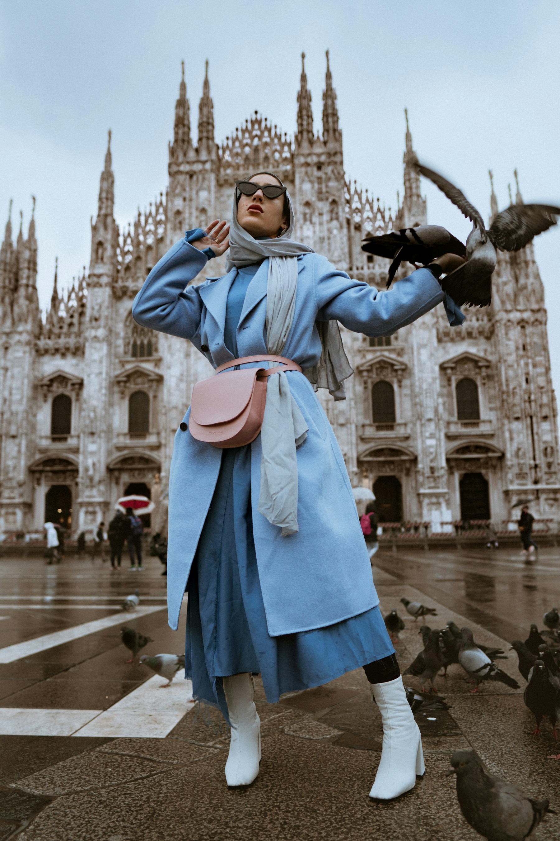 Model mengenakan koleksi terbaru NARA Atelier