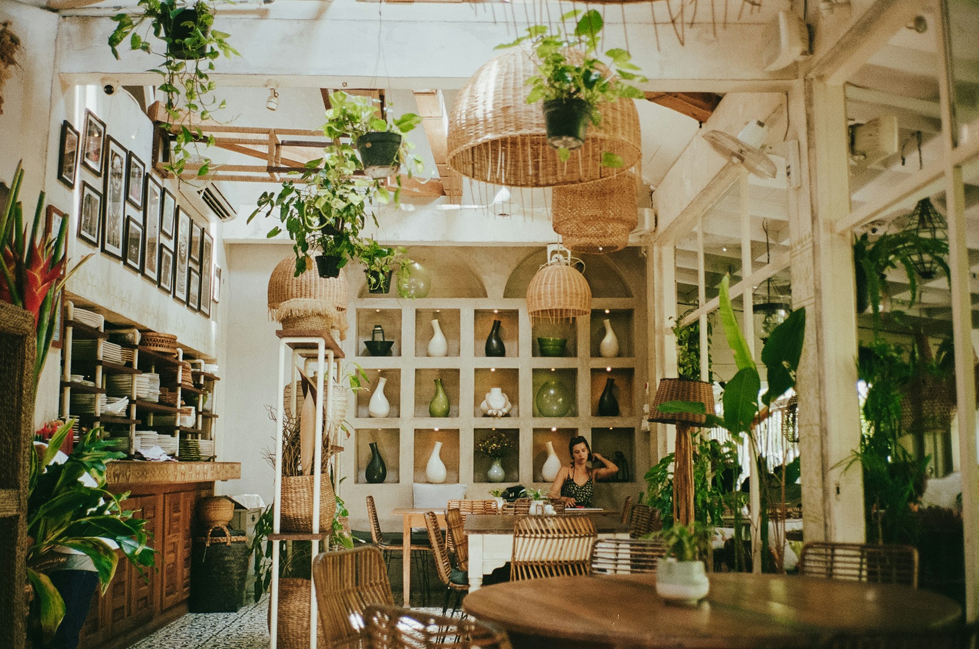Interior tropis Senja Coffee