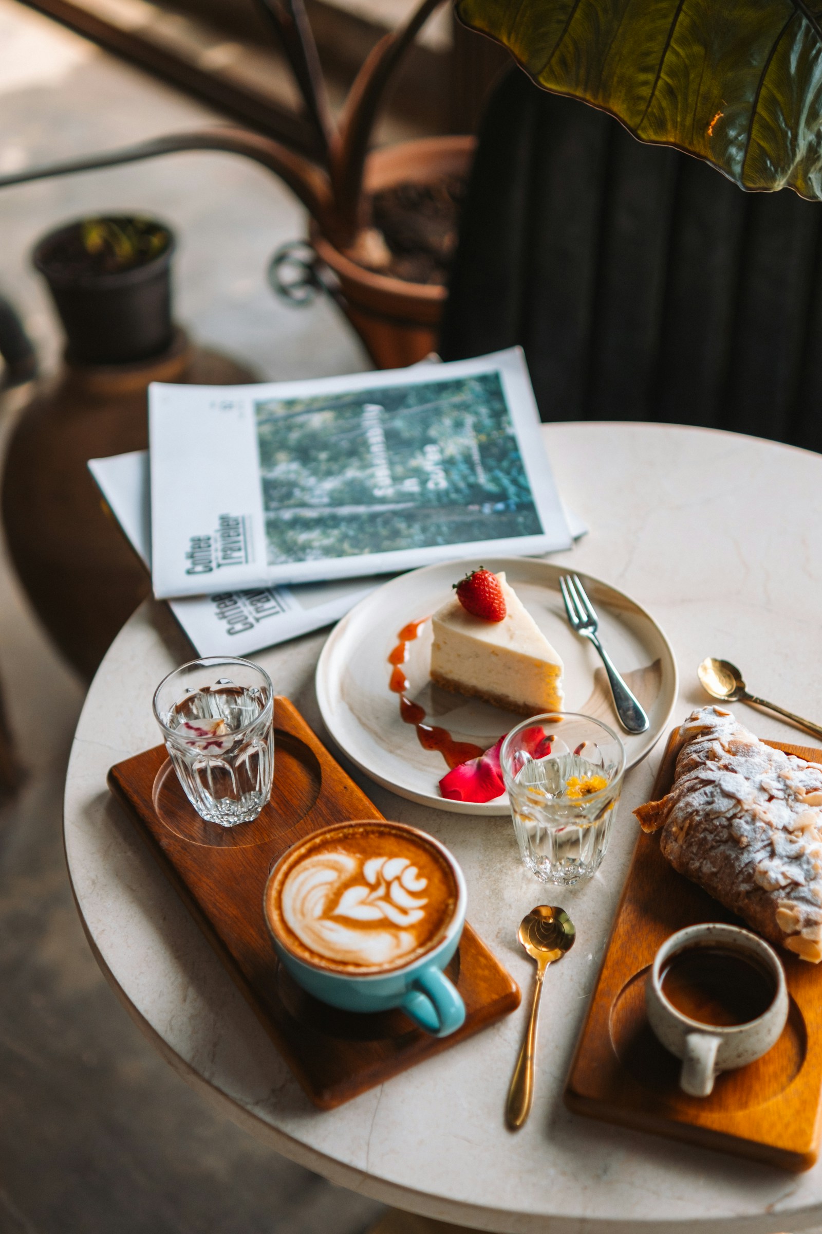 Kopi dan pastry di Senja Coffee