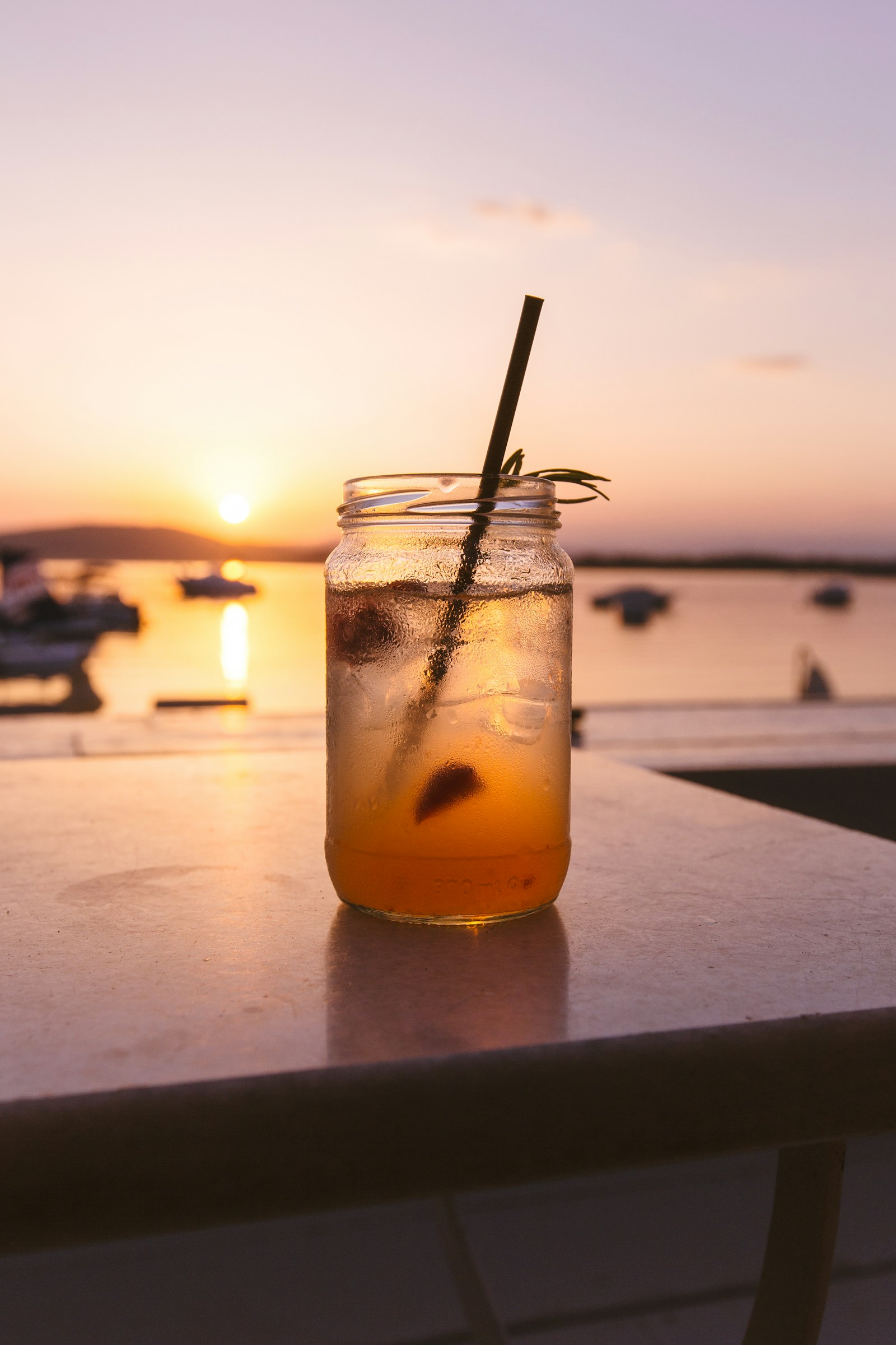 Minuman segar saat matahari terbenam